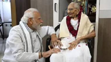 Heeraben Modi: హీరాబెన్ అంతిమ యాత్ర.. మాతృమూర్తి పాడే మోసిన ప్రధాని నరేంద్ర మోదీ.. వీడియోతో