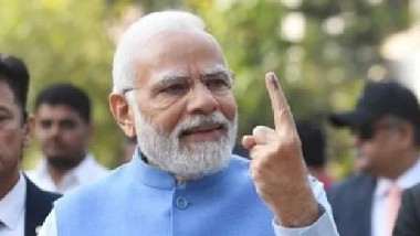 Modi Casts Vote In Ahmedabad: అహ్మదాబాద్ లో ఓటు వేసిన ప్రధాని మోదీ..  ప్రజలు ప్రజాస్వామ్యం పండుగను గొప్పగా జరుపుకుంటున్నారని హర్షం