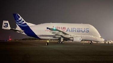 World's Largest Cargo Plane In Hyderabad: ప్రపంచంలోనే అతిపెద్ద కార్గో విమానం మన భాగ్యనగరికి వచ్చిందోచ్... వీడియో ఇదిగో!