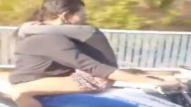 Woman Sitting on Fuel Tank: మోటర్ బైక్ ట్యాంక్ మీద కూర్చున్న యువతి, జోరుగా బైక్ నడిపిన యువకుడు, వీడియో సోషల్ మీడియాలో వైరల్, చర్యలు తీసుకుంటామని తెలిపిన ముంబై పోలీసులు