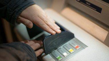 ATM Fraud: ఏటీఎం సెంటర్లలో కొత్త రకం మోసం, సన్&zwnj;మికా స్ట్రిప్,జిగురు పదార్ధాలను ఉపయోగించి డబ్బు కాజేస్తున్న కేటుగాళ్లు, ముంబైలో రెడ్ హ్యాండెడ్&zwnj;గా పట్టుబడిన మోసగాడు