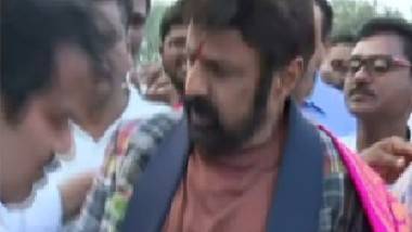 Balakrishna Fire on Fan Video: కళ్లజోడు చూసుకోవా అంటూ అభిమాని మీద ఫైర్ అయిన బాలకృష్ణ, ఊహించని పరిణామంతో చిన్నబుచ్చుకున్న అభిమాని, వీడియో వైరల్