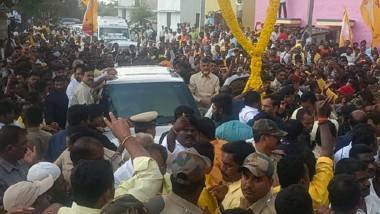 Chandrababu Kuppam Tour: కుప్పంలో చంద్రబాబును అడ్డుకున్న పోలీసులు, నాకే రూల్స్‌ చెబుతారా అంటూ మండిపాటు, సభకు అనుమతి లేదంటూ కుప్పం పోలీసులు ఇచ్చిన నోటీసులు తీసుకునేందుకు నిరాకరించిన టీడీపీ అధినేత