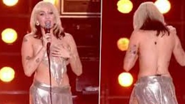 Miley Cyrus Video: బాత్ రూంలో స్నానం చేస్తూ నగ్న వీడియోని షేర్ చేసిన ప్రముఖ నటి మిలే సైరస్‌, ప్రమోషన్స్‌ కోసం ఇంతలా దిగజారాల అంటూ కామెంట్లు చేస్తున్న నెటిజన్లు