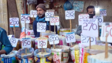 Pakistan Economic Crisis: పాకిస్తాన్‌లో ముదిరిన ఆర్థిక సంక్షోభం, రూ. 220కు చేరిన కిలో ఉల్లిపాయలు, రూ.150కి చేరిన పాల ధరలు, ముందుముందు మరింత సంక్షోభంలోకి వెళ్లే అవకాశం