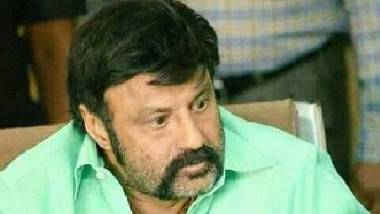 Balakrishna Fell Down: అభిమానులకు అభివాదం చేస్తూ వెనక్కి పడిపోయిన బాలకృష్ణ... వీడియో ఇదిగో!