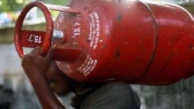 Gas Cylinder at Rs 500: రూ.500 వంట గ్యాస్ సిలిండర్‌ పై ప్రభుత్వం నుంచి ఎలాంటి ఆదేశాలు రాలేదు.. ఎల్పీజీ డీలర్స్ అసోసియేషన్