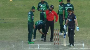 PAK vs NZ 2nd ODI: అంపైర్‌కి చిర్రెత్తుకొచ్చింది, పాకిస్తాన్ జెర్సీని నేలకేసి కొట్టిన అలీం దార్‌, పాక్‌ ఆటగాళ్లు అంపైర్‌ కాలిని రుద్దుతూ సేవలు, సోషల్ మీడియాలో వీడియో వైరల్