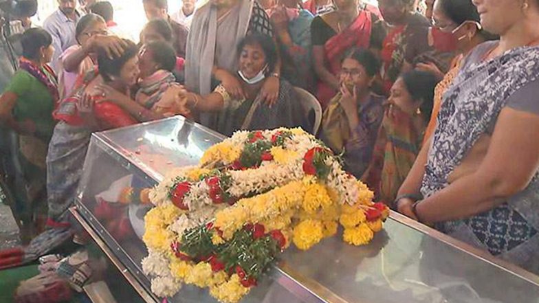 Medico Preethi Last Rites: ముగిసిన మెడికో ప్రీతి అంత్యక్రియలు, కడసారి వీడ్కోలు పలికేసిందుకు పెద్ద సంఖ్యలో పాల్గొన్న ప్రజలు, నేతలు, నిందితుడిని ఉరితీయాలని ప్రీతి తండ్రి నరేందర్ డిమాండ్