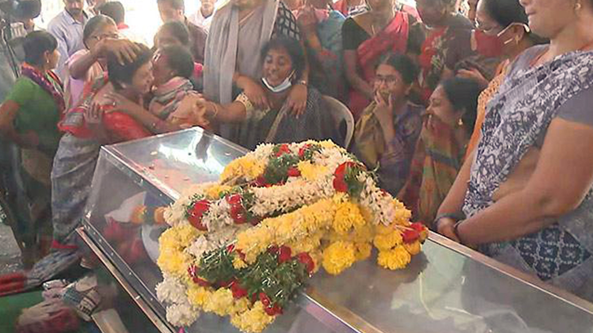 Medico Preethi Last Rites: ముగిసిన మెడికో ప్రీతి అంత్యక్రియలు, కడసారి వీడ్కోలు పలికేసిందుకు పెద్ద సంఖ్యలో పాల్గొన్న ప్రజలు, నేతలు, నిందితుడిని ఉరితీయాలని ప్రీతి తండ్రి నరేందర్ డిమాండ్