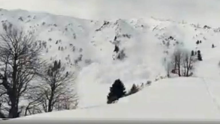 Avalanche Hits Afarwat Peak: అఫర్వాత్ శిఖరాన్ని ఢీకొట్టిన హిమపాతం,ప్రాణ నష్టంపై ఇంకా అందని సమాచారం,  సోషల్ మీడియాలో వీడియో వైరల్, ఇతర ఏజెన్సీలతో కలిసి రెస్క్యూ ఆపరేషన్ ప్రారంభించిన బారాముల్లా పోలీసులు