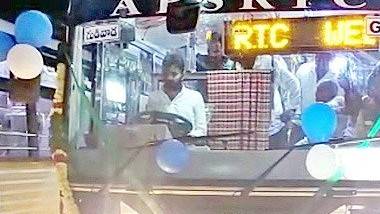 Kodali Nani Dirves RTC Bus Video: కొడాలి నాని ఆర్టీసీ బస్సును నడుపుతున్న వీడియో ఇదే, స్టీరింగ్‌ పట్టి సుమారు 10 కిలోమీటర్ల దూరం బస్సును ట్రాఫిక్‌లో సునాయాసంగా నడిపిన గుడివాడ ఎమ్మెల్యే