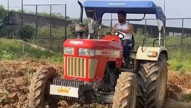 MS Dhoni Ploughing Farm Video: రైతుగా మారిన ధోనీ, ట్రాక్టర్‌తో పొలం దున్నుతున్న వీడియో వైరల్, పొలం చదును చేయడానికి చాలా ఎక్కువ సమయం పట్టిందని ట్వీట్
