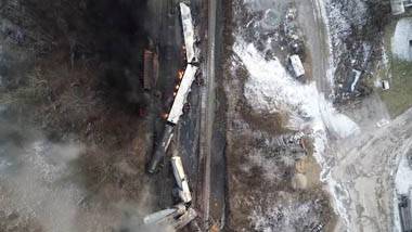 Toxic Train Derailment: రైలు ప్రమాదంతో వణుకుతున్న అమెరికా, విషపూరిత వాయువులు గాలిలోకి, బాటిల్‌లోని నీటినే తాగాలని ప్రజలను హెచ్చరించిన ఓహియో గవర్నర్