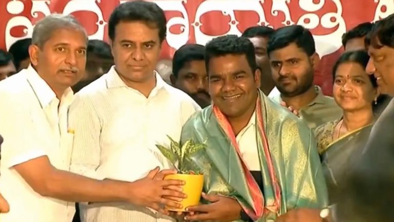 KTR On Balagam: తెలంగాణ సంస్కృతి, సంప్రదాయాలు, అనుబంధాలతో అద్భుతమైన సినిమా తీశావ్‌.. బలగం మూవీ డైరెక్టర్‌ వేణుకు మంత్రి కేటీఆర్‌ అభినందన