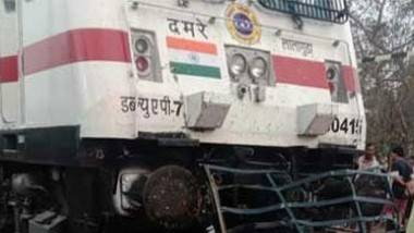 Duronto Express Collided Bolero: ఏపీలో ఘోర ప్రమాదం, బొలెరో వాహనాన్ని ఢీకొట్టిన దురంతో ఎక్స్‌ప్రెస్‌, ఇంజిన్ దెబ్బతినడంతో ఐదు గంటలకు పైగా నిలిచినపోయిన రైలు