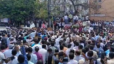 Telangana: వీడియో ఇదిగో, సమస్యల పరిష్కారం కోరుతూ విద్యుత్&zwnj; ఉద్యోగుల మహా ధర్నా, ఖైరతాబాద్&zwnj;-పంజాగుట్ట రహదారిపై నిలిచిపోయిన వాహనాలు