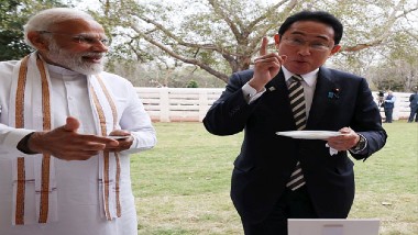 Japanese PM Tries Golgappe With PM Modi: వీడియో ఇదిగో, భారత్ పానీ పూరీకి ఫిదా అయిన జపాన్ ప్రధాని, ఇంకొకటి అంటూ అడిగీ మరీ ప్రధాని మోదీతో కలిసి లాగించిన ప్యుమియో కిషిదా