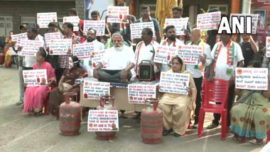 Protests Against LPG Price Hike: వంట గ్యాస్‌ బాదుడుపై భగ్గుమన్న ప్రతిపక్షాలు,మోదీ ప్రభుత్వానికి వ్యతిరేకంగా పలు రాష్ట్రాల్లో నిరసన కార్యక్రమాలు