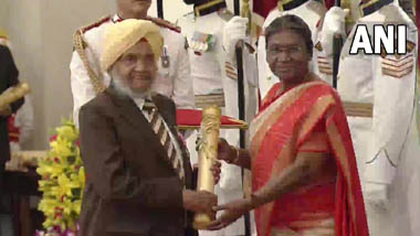 Dr Rattan Singh Jaggi Receives Padma Shri: రాష్ట్రపతి ముర్ము నుండి పద్మశ్రీ అవార్డు అందుకున్న పంజాబీ పండితుడు డాక్టర్ రత్తన్ సింగ్ జగ్గీ