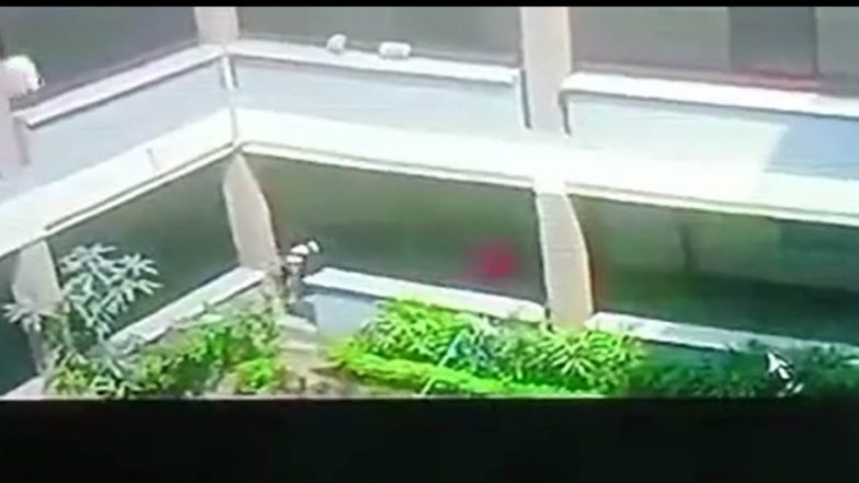 Student Dies With Heart Attack: వీడియో ఇదిగో.. గుండెపోటుతో కాలేజీలో కుప్పకూలిన విద్యార్థి, మేడ్చల్ సీఎంఆర్ కాలేజీలో విషాదకర ఘటన