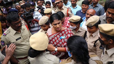 Sharmila House Arrest: వైఎస్ షర్మిల హౌస్ అరెస్ట్, నిరుద్యోగుల పక్షాన శాంతియుతంగా పోరాడుతుంటే హౌస్ అరెస్ట్ చేయడం దుర్మార్గమంటూ మండిపాటు