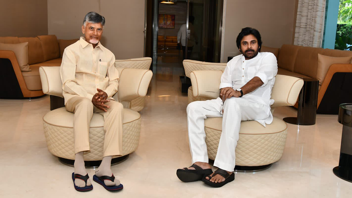 Pawan With Chandrababu: చంద్రబాబుతో పవన్ కళ్యాణ్ భేటీ.. గంటన్నరపాటు మంతనాలు.. రాజకీయ వర్గాల్లో చర్చ