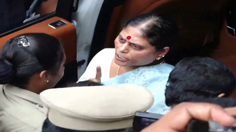 YS Sharmila Arrest: పోలీసులతో వైఎస్ విజయమ్మ వాగ్వాదం, వైఎస్‌ షర్మిలను ఎందుకు అరెస్ట్ చేశారని మండిపాటు, బలవంతంగా కారులో ఎక్కించి అక్కడి నుంచి వెనక్కిపంపిన పోలీసులు