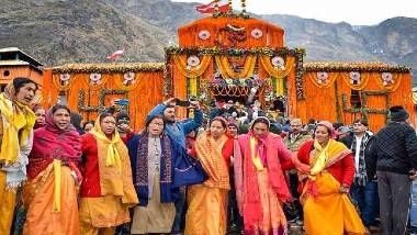 Char Dham Yatra 2023: తెరుచుకున్న బద్రీనాథ్ ఆలయం తలుపులు, ఓం జై జగదీష్ హరే అంటూ బ్యాండ్ మ్యూజిక్ ప్లే చేసిన ITBP జవాన్లు, వీడియో ఇదిగో..