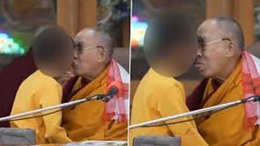 Dalai Lama Apologises To Boy: నాలుకను చప్పరించమన్న బాలుడికి సారీ చెప్పిన దలైలామా, బౌద్ధ‌ మ‌త‌గురువును అరెస్ట్‌ చేయాలని కొంద‌రు డిమాండ్‌..