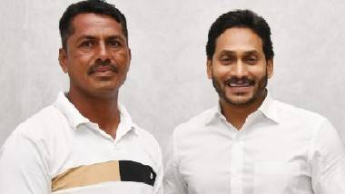 Maharashtra Farmer Meets CM Jagan: కాబోయే ప్రధాని జగన్, మహారాష్ట్ర రైతును ఆప్యాయంగా పలకరించిన ఏపీ ముఖ్యమంత్రి, 800 కిలోమీటర్లు సైకిల్ తొక్కుకుంటూ వచ్చిన అభిమాని