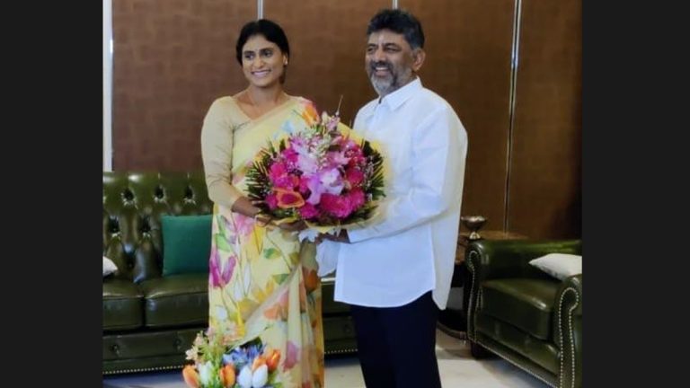 Sharmila Met DK Shivakumar: డీకే శివకుమార్‌తో భేటీ అయిన వైఎస్‌ షర్మిల, రాజకీయ వర్గాల్లో చర్చకు తెరలేపిన సమావేశం, వీడియో ఇదిగో..