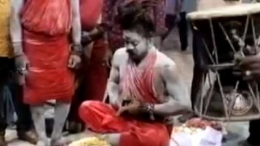 Aghora Perform Pooja Sitting On Dead Body: వీడియో ఇదిగో, శ్మశానంలో శవంపై కూర్చుని అఘోర పూజలు