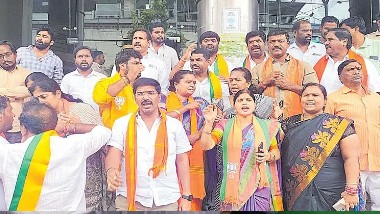 BJP Corporators Protest: 14 మంది బీజేపీ కార్పొరేటర్లపై కేసు నమోదు చేసిన పోలీసులు, హైదరాబాద్ వాటర్‌ బోర్డు కార్యాలయంలో రణరంగం, బీజేపీ కార్పొరేటర్ల మెరుపు ధర్నా