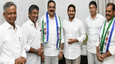 Bommireddy Joins YSRCP: నెల్లూరులో టీడీపీకి షాక్, వైసీపీ కండువా కప్పుకున్న మాజీ జెడ్పీ ఛైర్మన్ బొమ్మిరెడ్డి రాఘవేంద్రరెడ్డి, పలువురు టీడీపీ నేతలు వైసీపీలోకి..