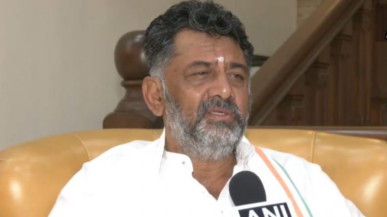 Karnataka CM Decision: సిద్దరామయ్యకు సీఎం పదవి వార్తలు, తదుపరి కార్యాచరణపై అనుచరులతో చర్చలు జరిపిన డికె శివకుమార్, కొనసాగుతున్నకర్ణాటక సీఎంపై ఉత్కంఠ