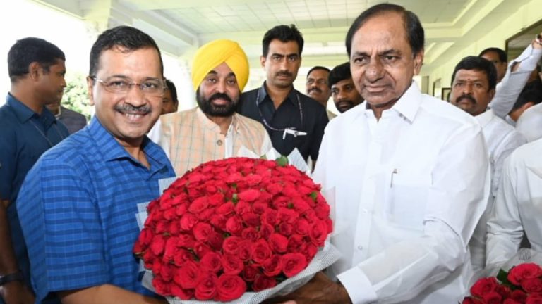 Telangana CM KCR Meets Delhi CM : ప్రగతి భవన్ లో ముఖ్యమంత్రి కేసీఆర్ తో భేటీ అయిన ఢిల్లీ సీఎం  అరవింద్ కేజ్రివాల్, పంజాబ్ సీఎం భగవంత్ సింగ్ మాన్.