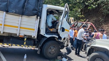 Maharashtra Road Accident: మహారాష్ట్రలో ఘోర రోడ్డు ప్రమాదం, ముంబై-నాసిక్ హైవేపై బస్సును ఢీకొట్టిన ట్రక్కు, 10 మందికి తీవ్ర గాయాలు