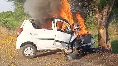 MP Road Accident: ఘోర రోడ్డు ప్రమాదం, కారు చెట్టును ఢీకొట్టడంతో మంటలు, ఒకే కుటుంబంలో నలుగురు ఆ మంటల్లో సజీవదహనం