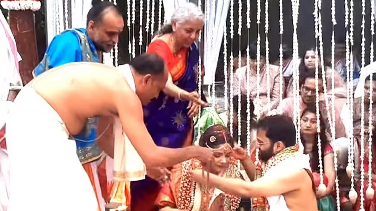 FM Nirmala Sitharaman's Daughter Marriage: నిరాడంబరంగా ఇంటి వద్దే నిర్మలా సీతారామన్ కూతురు వివాహం.. కొద్దిమంది కుటుంబ సభ్యులు, బంధువుల సమక్షంలో పెళ్లి