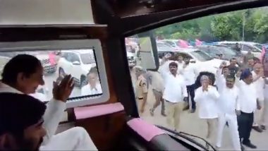 CM KCR Solapur Tour Video: రోడ్డు మార్గాన షోలాపూర్‌కు వెళ్తున్న సీఎం కేసీఆర్ వీడియో ఇదిగో, గులాబీ జెండాలతో రయ్యిమంటూ మహారాష్ట్ర వైపు 600 కార్లు