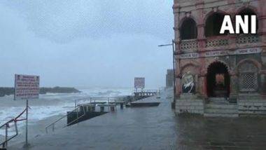 Cyclone Biparjoy: గంటకు 150 కిలోమీట‌ర్ల వేగంతో ఈదురుగాలులు, గుజరాత్ తీరాన్ని వణికిస్తున్న బిపర్‌జోయ్‌ తుపాను, సముద్రంలో ఎగసిపడుతున్న అలలు