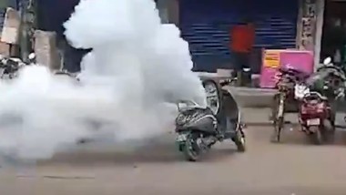 Electric Scooter Caught Fire: వీడియో ఇదిగో, ఎలక్ట్రిక్ స్కూటర్ నుండి ఒక్కసారిగా ఎగసిన పొగలు, కాకినాడ సర్పవరం జంక్షన్ వద్ద ఘటన