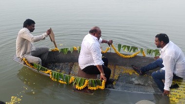 Gangula Kamalakar Fell into Pond Video: వీడియో ఇదిగో, అసిఫ్ నగర్ చెరువులో పడిపోయిన మంత్రి గంగుల, అప్రమత్తమైన భద్రతా సిబ్బంది
