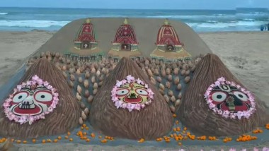 Jagannath Rath Yatra: వీడియో ఇదిగో, 250 కొబ్బరికాయలతో జగన్నాథ రథయాత్ర శిల్పం, సముద్ర తీరంలో అద్భుతాన్ని సృష్టించిన సైకత శిల్పి సుదర్శన్‌ పట్నాయక్‌