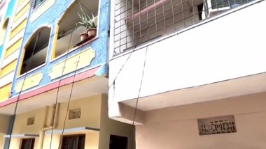 Hyderabad: వీడియో ఇదిగో, జాకీలతో భవనాన్నిలేపుతుండగా పక్క ఇంటిమీద పడ్డ బిల్డింగ్, తృటిలో తప్పిన భారీ ప్రమాదం, భవనాన్ని కూల్చాలని జీహెచ్ఎంసీ నిర్ణయం
