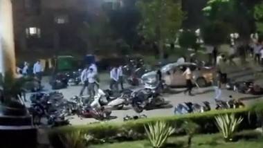 Fight Between Guards- Students Video: కాలేజీ హాస్టల్లో స్మోకింగ్ గొడవ, రక్తమొచ్చేలా తన్నుకున్న విద్యార్థులు, సెక్యూరిటీ గార్డులు, వీడియో వైరల్