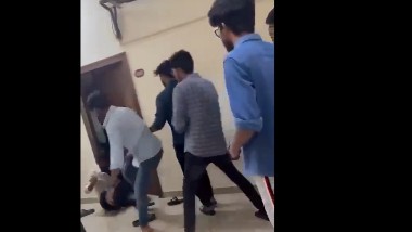 VIT-AP University Students Clash Video: వీడియో ఇదిగో, వీఐటి-ఏపీ యూనివర్సిటీలో తన్నుకున్న రెండు గ్రూపుల విద్యార్థులు