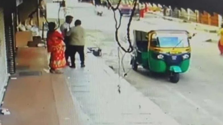 Bengaluru Viral Video: రైడ్‌ క్యాన్సిల్ చేయమన్నందుకు కస్టమర్‌పై దాడికి దిగిన ఆటో డ్రైవర్, బెంగళూరులో నడిరోడ్డుపై రౌడీయిజం చూపించిన ఆటోవాలా, వైరల్‌గా మారిన వీడియో