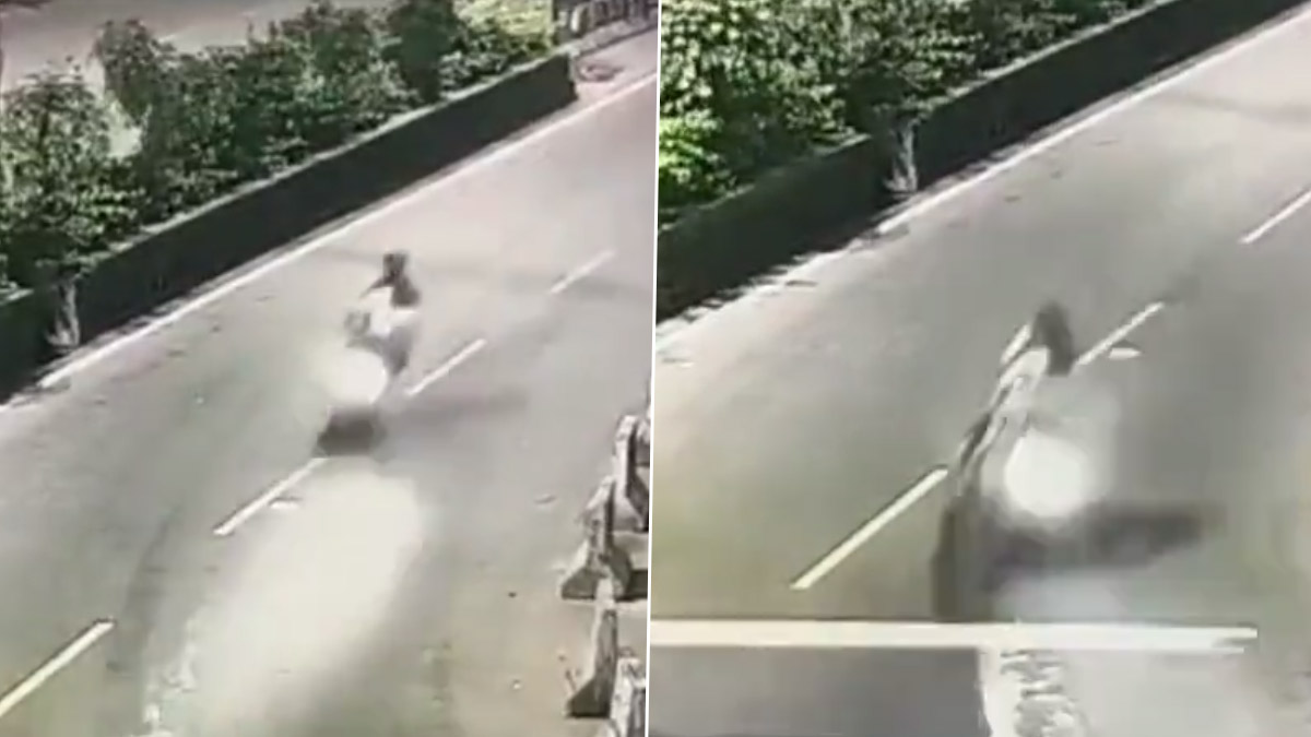 Telangana Road Accident: వీడియో ఇదిగో, అదుపుతప్పిన బైక్, టీ తాగుదామని బయటకుకి వచ్చిన బావ, బావమరిది మృతి